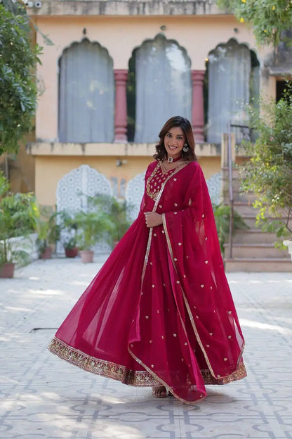 Robe en georgette rose avec riche broderie en sequins et dupatta assorti