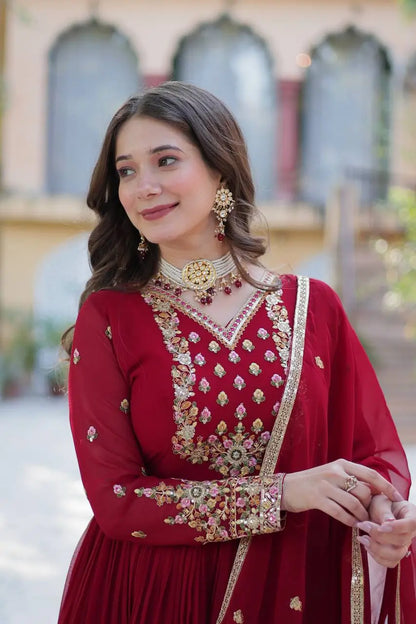 Robe en georgette bordeaux avec riche broderie en sequins et dupatta assorti