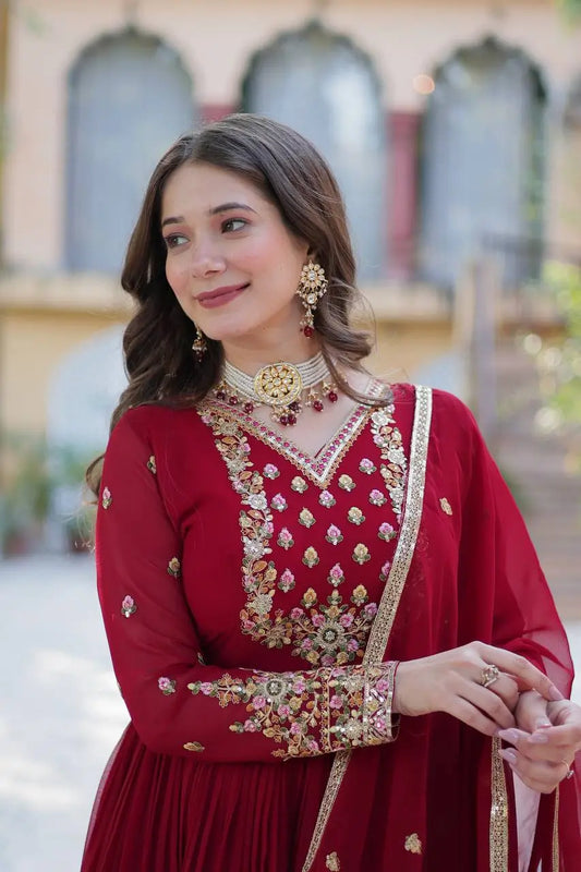 Robe en georgette bordeaux avec riche broderie en sequins et dupatta assorti