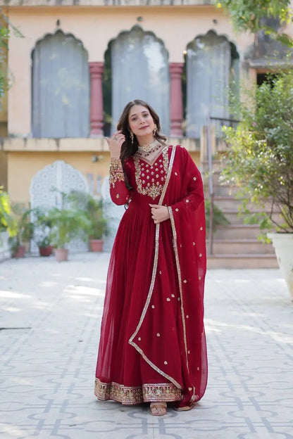 Robe en georgette bordeaux avec riche broderie en sequins et dupatta assorti
