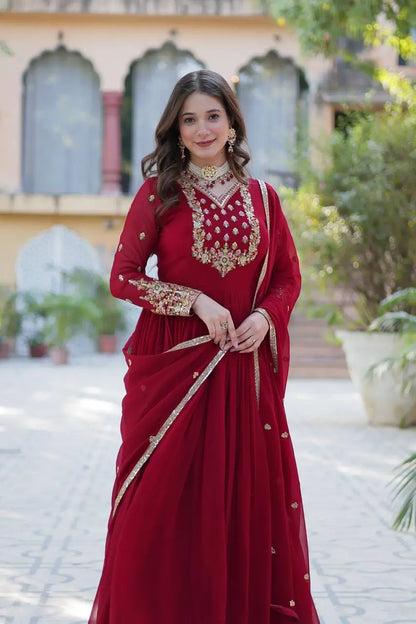 Robe en georgette bordeaux avec riche broderie en sequins et dupatta assorti