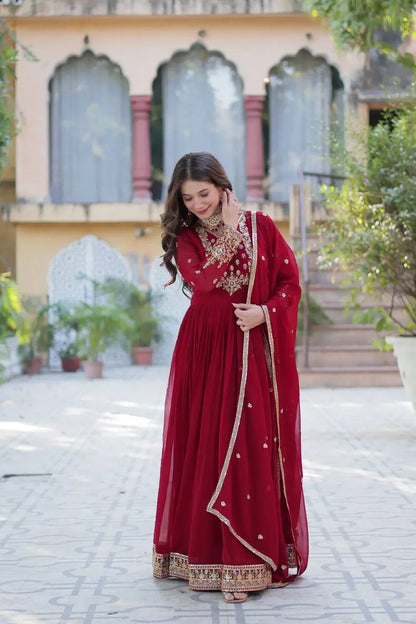 Robe en georgette bordeaux avec riche broderie en sequins et dupatta assorti