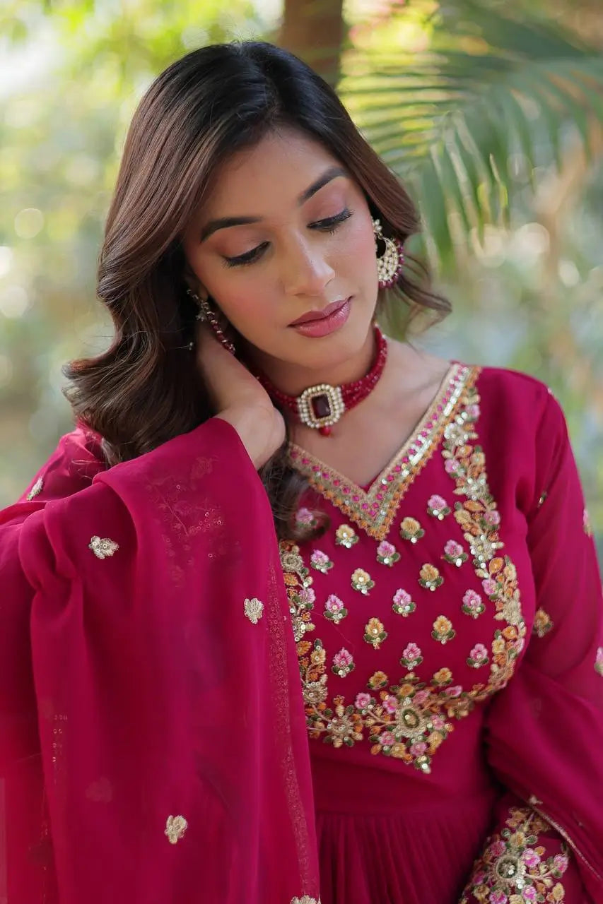 Robe en georgette rose avec riche broderie en sequins et dupatta assorti