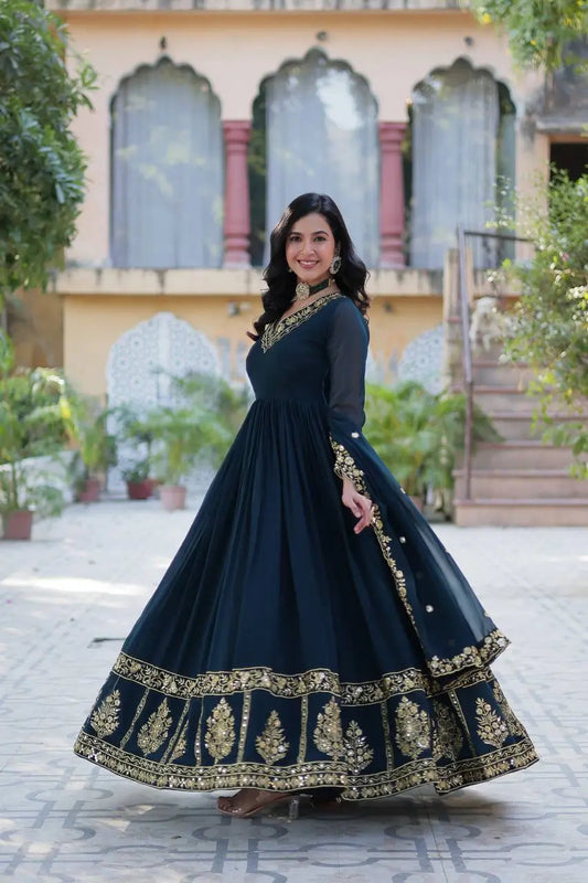Robe en Georgette Bleu Cyan avec Broderie en Fil Zari, Sequins et Dupatta