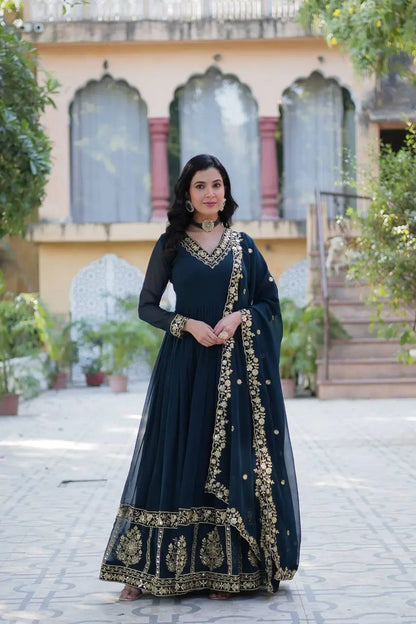 Robe en Georgette Bleu Cyan avec Broderie en Fil Zari, Sequins et Dupatta