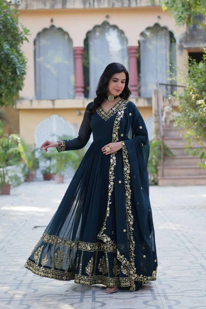 Robe en Georgette Bleu Cyan avec Broderie en Fil Zari, Sequins et Dupatta