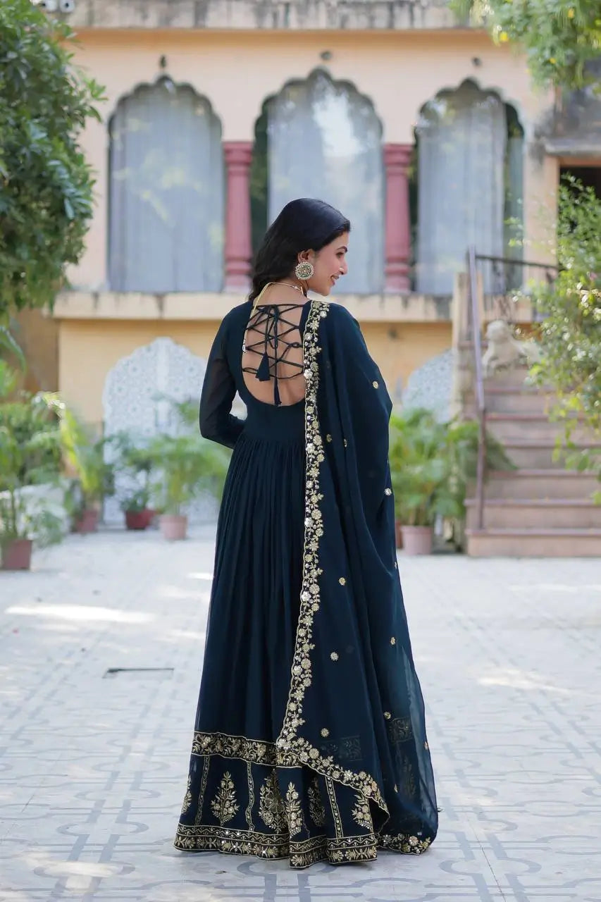 Robe en Georgette Bleu Cyan avec Broderie en Fil Zari, Sequins et Dupatta