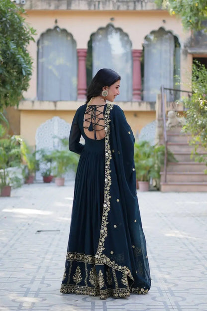 Robe en Georgette Bleu Cyan avec Broderie en Fil Zari, Sequins et Dupatta