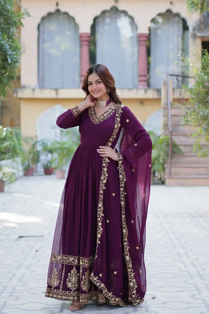 Robe en georgette Violet Foncé avec broderie en fil zari et sequins, accompagnée d’un dupatta assorti