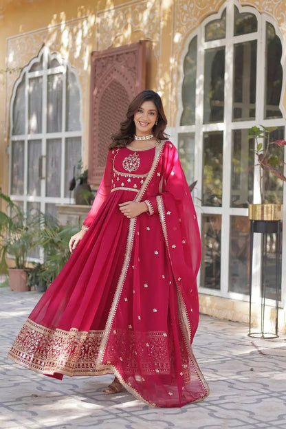 Robe Rouge Carmin en Faux Georgette avec Broderie Riche en Sequins