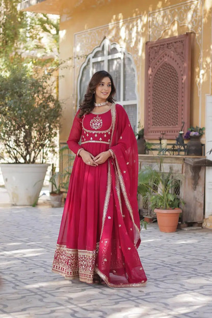 Robe Rouge Carmin en Faux Georgette avec Broderie Riche en Sequins