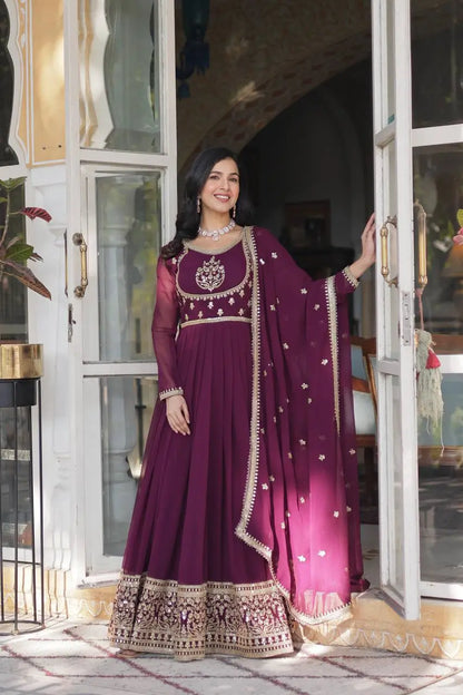 Robe en Faux Georgette Couleur Violet Vin Berry avec Broderie Riche en Sequins