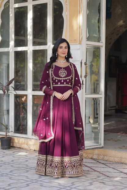 Robe en Faux Georgette Couleur Violet Vin Berry avec Broderie Riche en Sequins