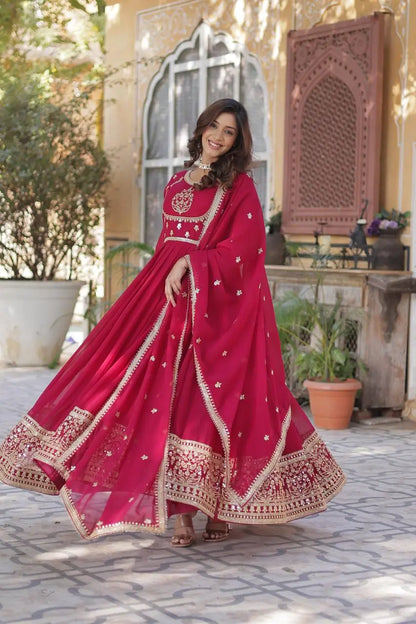 Robe Rouge Carmin en Faux Georgette avec Broderie Riche en Sequins