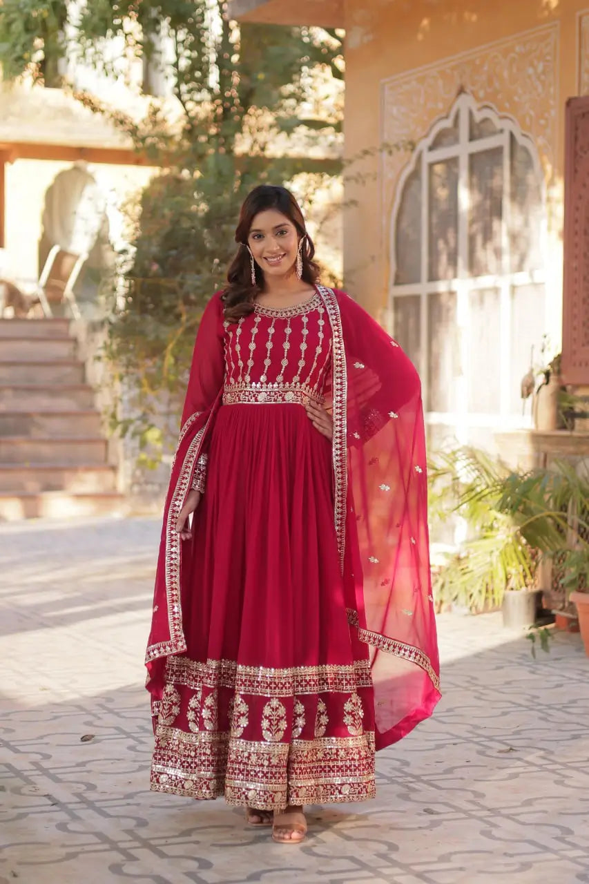 Robe et Dupatta en Georgette Rouge Rosé Cerise avec Broderie Zari et Sequins