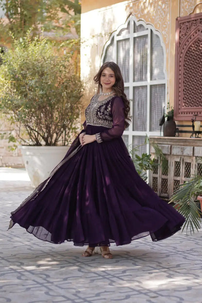 Robe en georgette magenta violet avec broderie perlée attractive et dupatta