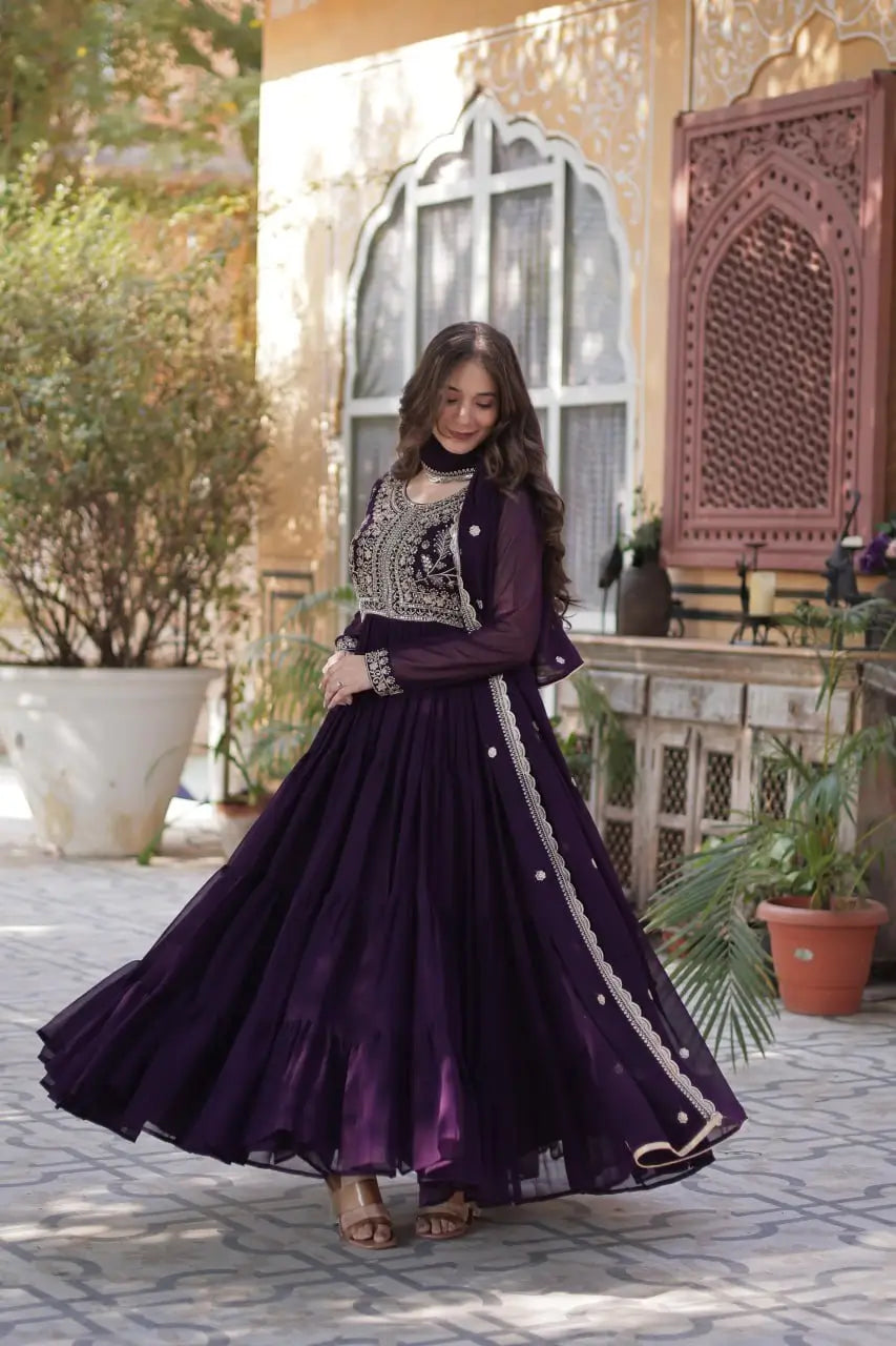 Robe en georgette magenta violet avec broderie perlée attractive et dupatta