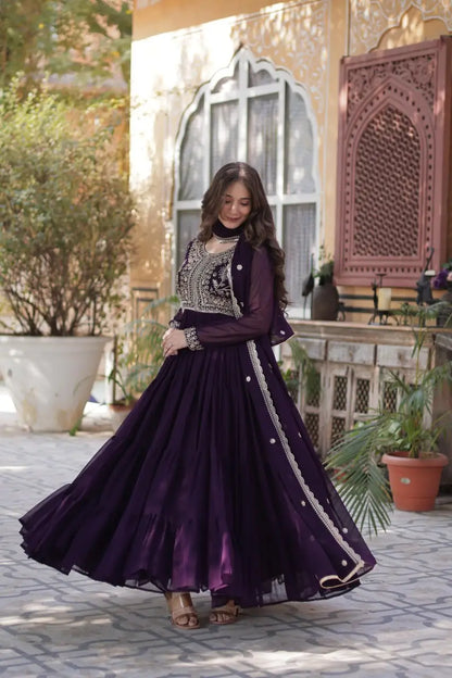 Robe en georgette magenta violet avec broderie perlée attractive et dupatta