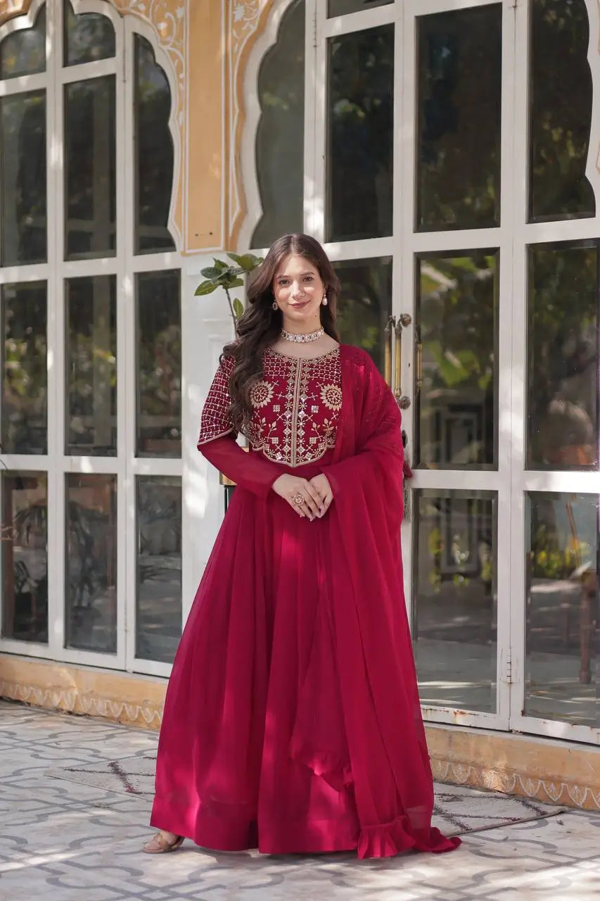 Robe et dupatta rouge marron élégamment ornés de broderies scintillantes en sequins