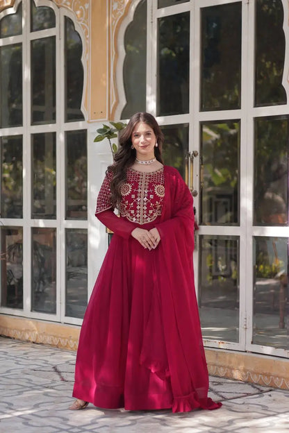 Robe et dupatta rouge marron élégamment ornés de broderies scintillantes en sequins