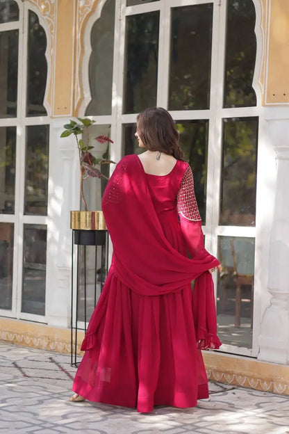 Robe et dupatta rouge marron élégamment ornés de broderies scintillantes en sequins
