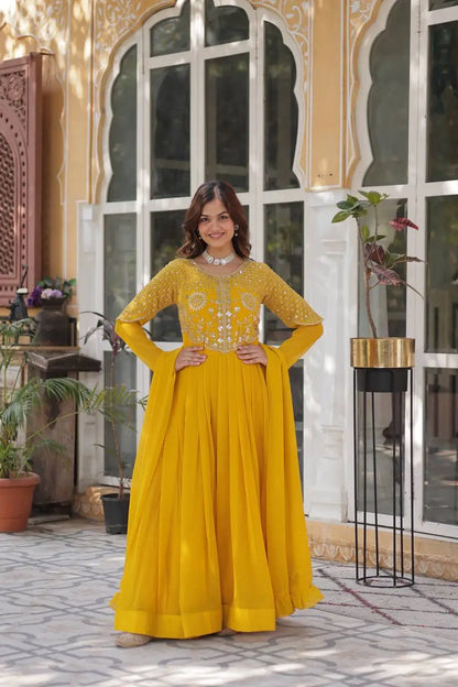 Robe et dupatta jaune ocre avec broderie attrayante de sequins