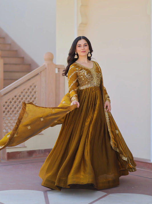 Dunkelgelbes, senffarbenes Kleid mit Zari- und Paillettenstickerei und Dupatta