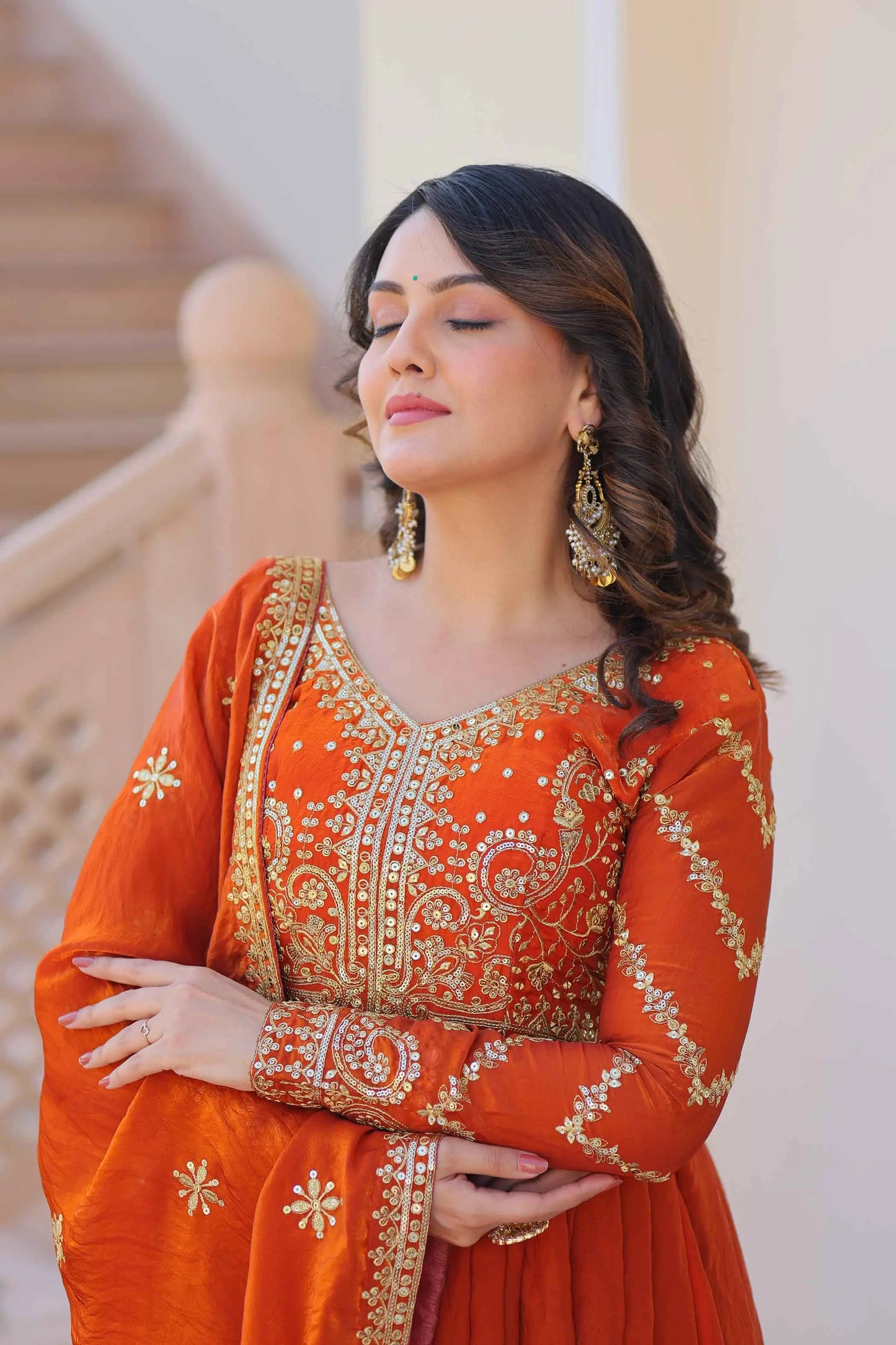 Leuchtend orangefarbenes Maxikleid mit Pailletten- und Zari-Fadenstickerei, begleitet von einem passenden Dupatta