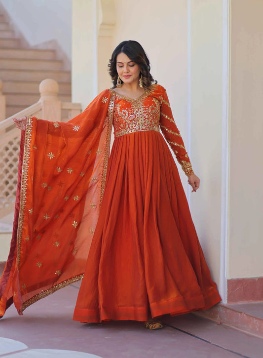 Leuchtend orangefarbenes Maxikleid mit Pailletten- und Zari-Fadenstickerei, begleitet von einem passenden Dupatta