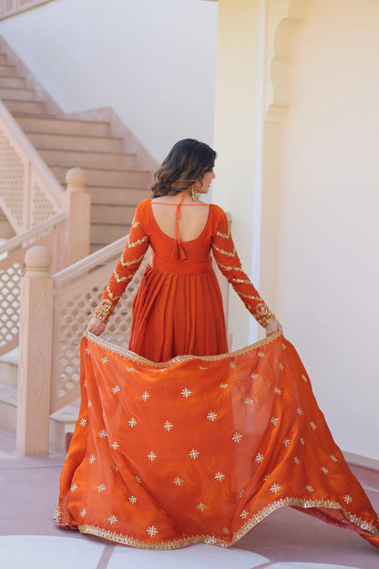Leuchtend orangefarbenes Maxikleid mit Pailletten- und Zari-Fadenstickerei, begleitet von einem passenden Dupatta