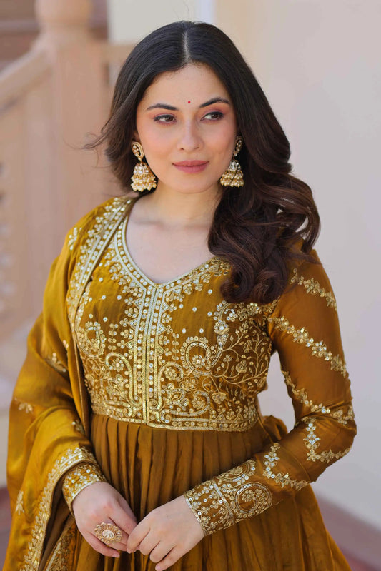 Dunkelgelbes, senffarbenes Kleid mit Zari- und Paillettenstickerei und Dupatta