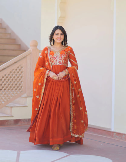 Leuchtend orangefarbenes Maxikleid mit Pailletten- und Zari-Fadenstickerei, begleitet von einem passenden Dupatta