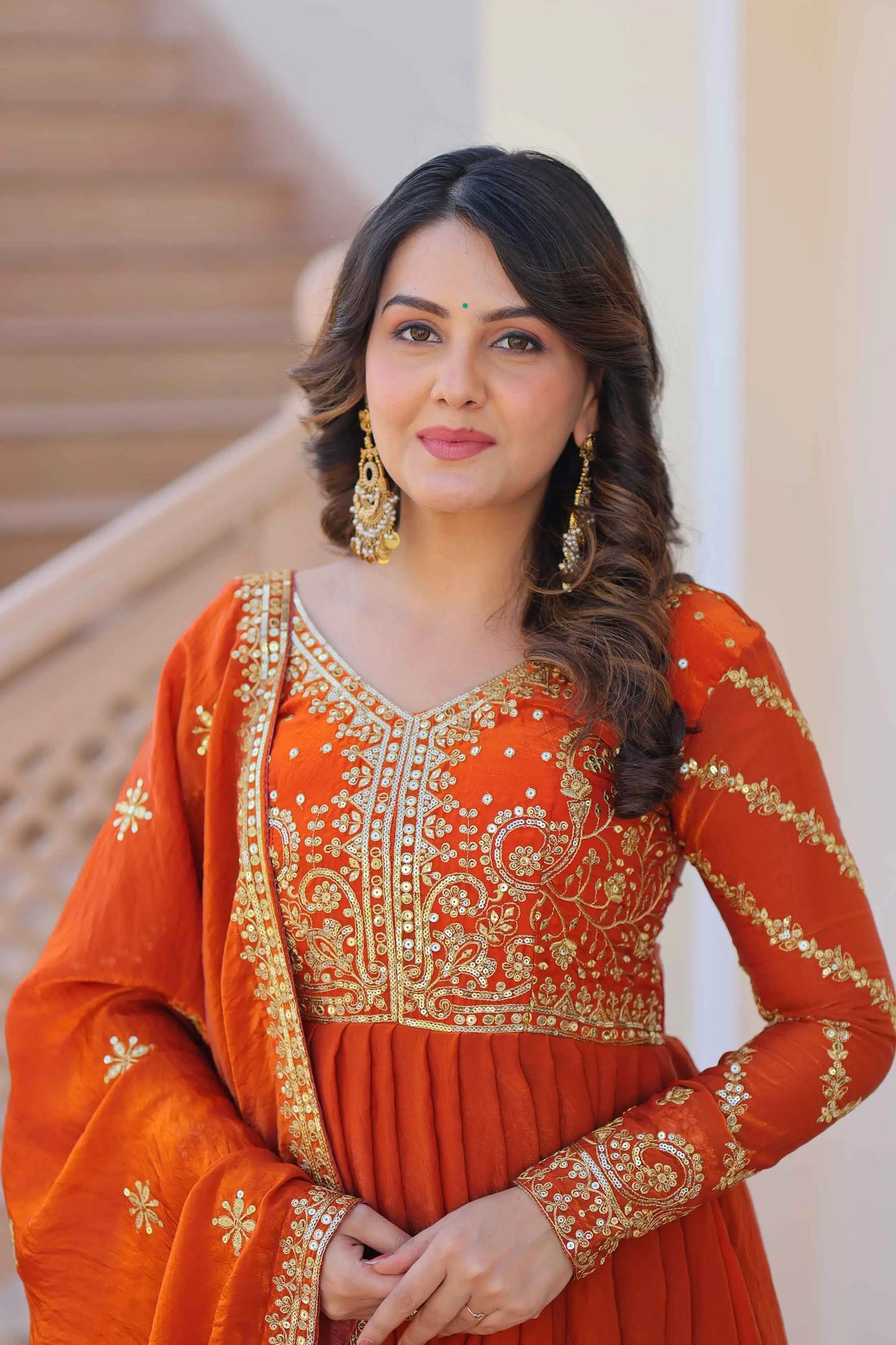 Leuchtend orangefarbenes Maxikleid mit Pailletten- und Zari-Fadenstickerei, begleitet von einem passenden Dupatta