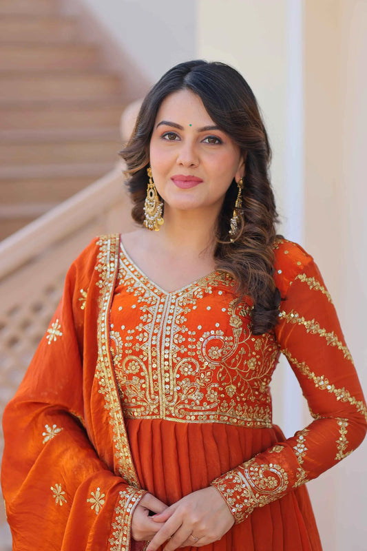Leuchtend orangefarbenes Maxikleid mit Pailletten- und Zari-Fadenstickerei, begleitet von einem passenden Dupatta