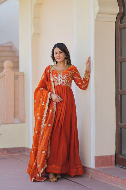 Leuchtend orangefarbenes Maxikleid mit Pailletten- und Zari-Fadenstickerei, begleitet von einem passenden Dupatta