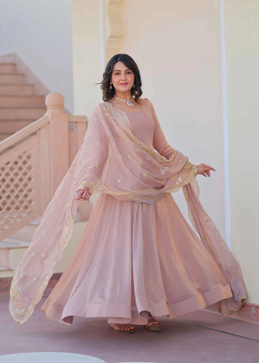 Fendi – Langes Designer-Kleid aus glänzendem dunkelbeigem Chiffon mit bestickter Dupatta