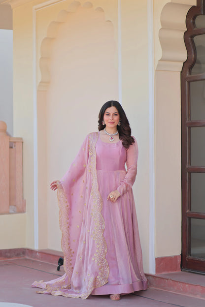 Fendi – Glänzendes Designerkleid aus babyrosa Chiffon mit besticktem Dupatta