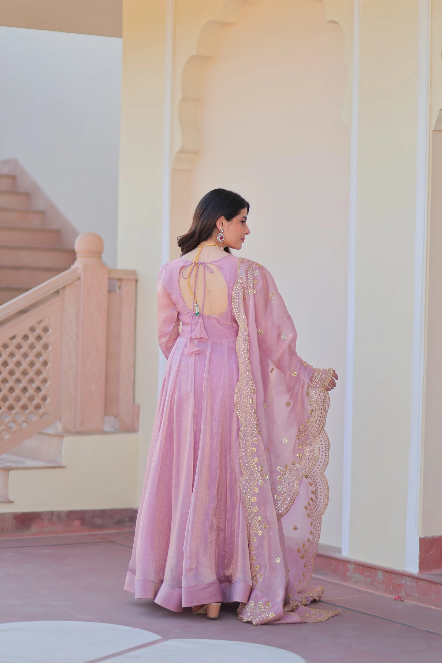 Fendi – Glänzendes Designerkleid aus babyrosa Chiffon mit besticktem Dupatta