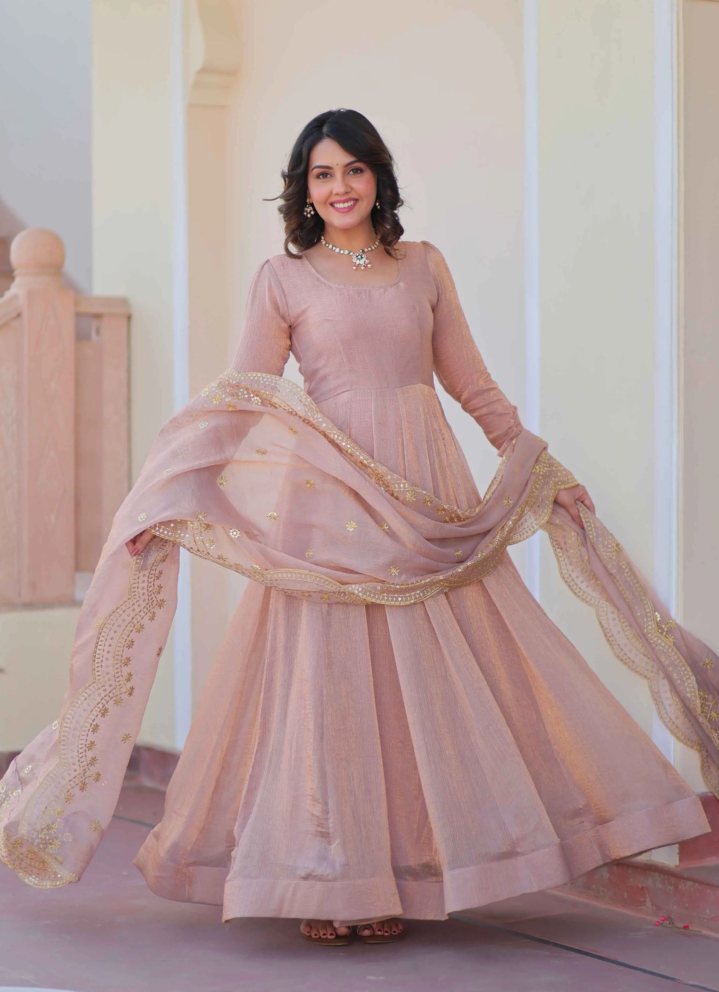 Fendi – Langes Designer-Kleid aus glänzendem dunkelbeigem Chiffon mit bestickter Dupatta