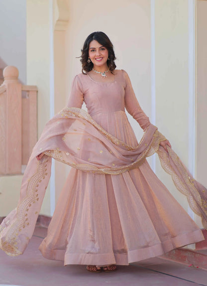 Fendi – Langes Designer-Kleid aus glänzendem dunkelbeigem Chiffon mit bestickter Dupatta