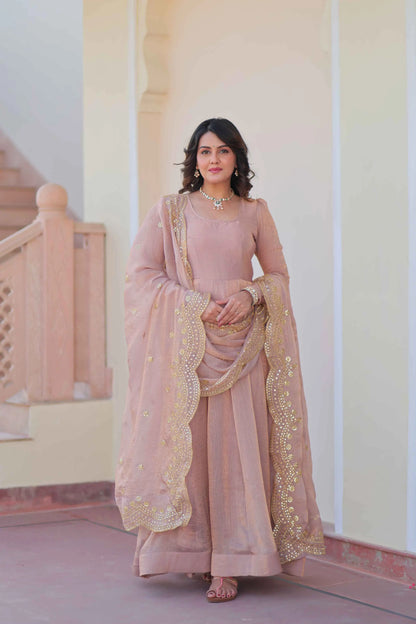 Fendi – Langes Designer-Kleid aus glänzendem dunkelbeigem Chiffon mit bestickter Dupatta