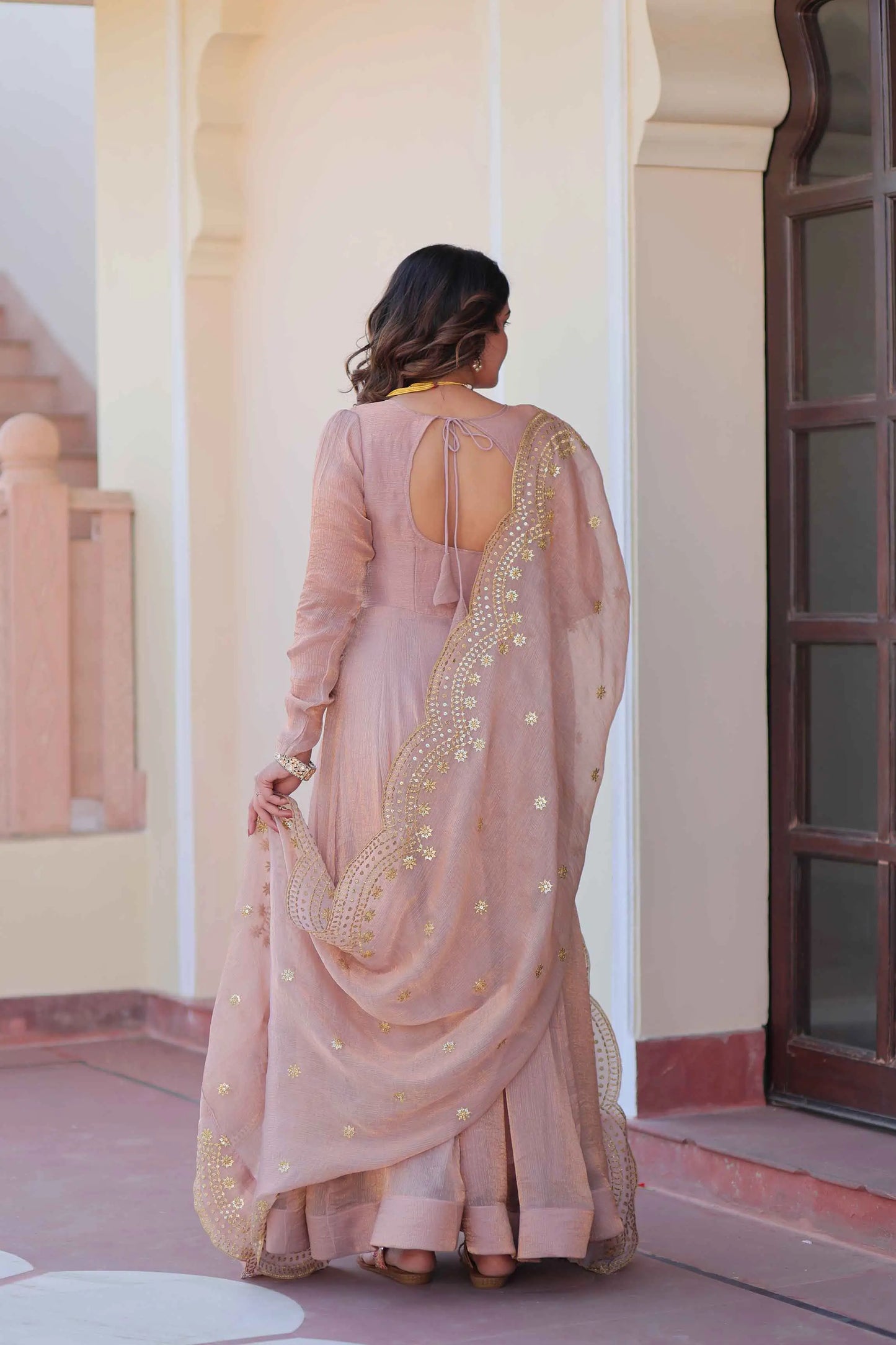 Fendi – Langes Designer-Kleid aus glänzendem dunkelbeigem Chiffon mit bestickter Dupatta