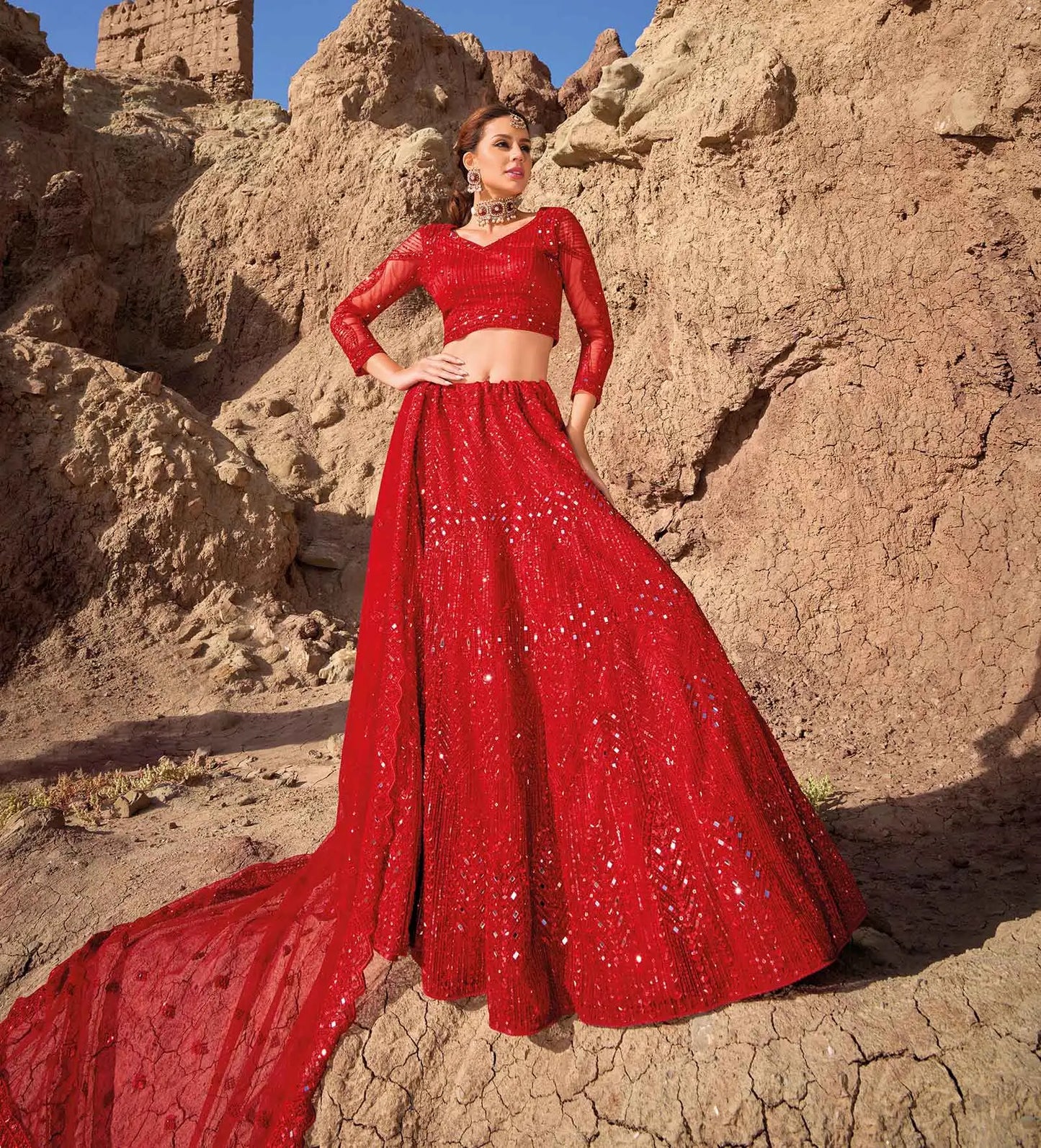 Eleganter leuchtend roter Braut-Lehenga mit Paillettenstickerei und Spiegelarbeit