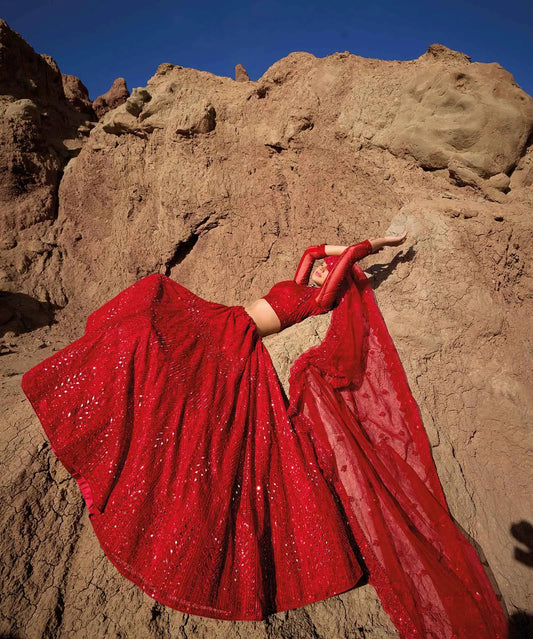 Eleganter leuchtend roter Braut-Lehenga mit Paillettenstickerei und Spiegelarbeit