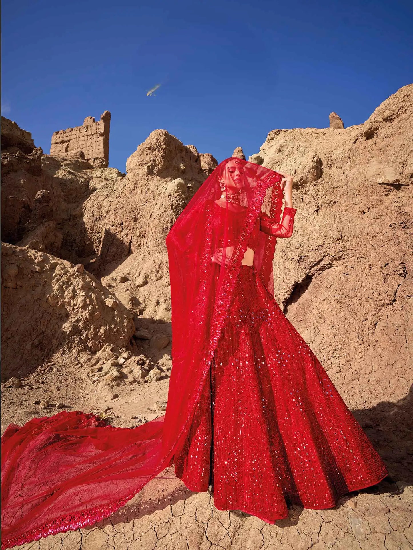 Eleganter leuchtend roter Braut-Lehenga mit Paillettenstickerei und Spiegelarbeit