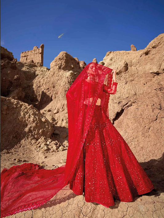 Eleganter leuchtend roter Braut-Lehenga mit Paillettenstickerei und Spiegelarbeit