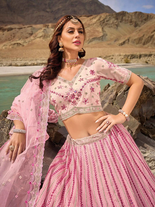 Eleganter babyrosa Braut-Lehenga mit Spiegeln und Zarkan-Stickerei