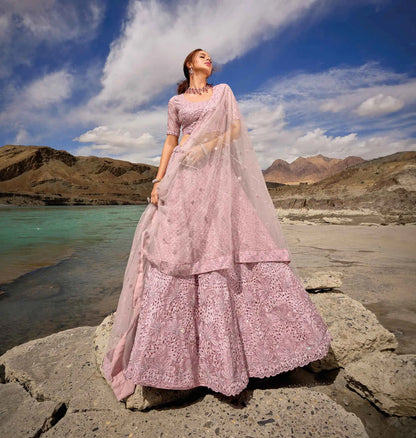Eleganter rosa-grauer Braut-Lehenga mit Zarkan-Stickerei und Pailletten