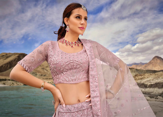 Eleganter rosa-grauer Braut-Lehenga mit Zarkan-Stickerei und Pailletten