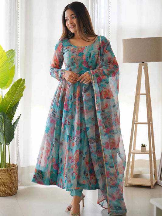 Robe en organza bleu ciel à imprimé floral multicolore avec dupatta assortie – Tenue indienne fraîche et élégante pour femme